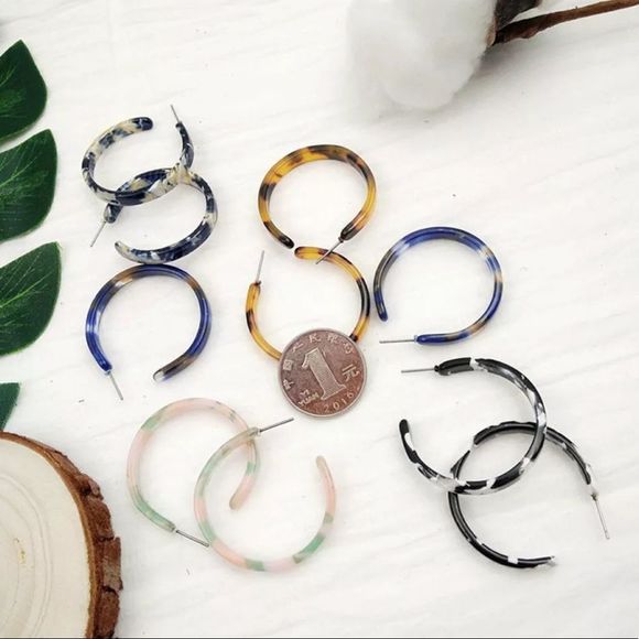 {LEILA} tortoise hoop acrylic earrings - Picture 3 of 6